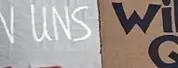 Zu sehen ist ein Plakat, wo "WIR SIND KEIN QUORUM "WIR" SIND DAS VOLK!" drauf steht.