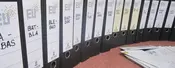Auf dem Bild stehen ganz viele Ordner nebeneinander.