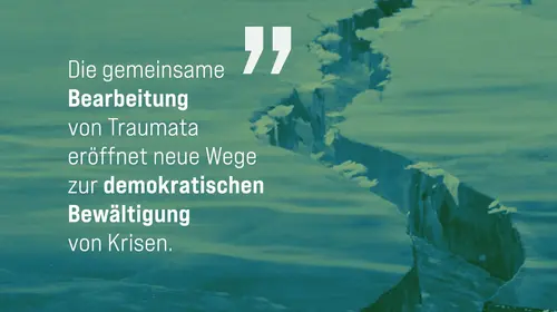 Auf dem Bild sind zwei Eisplatten, die auseinander gebrochen sind, mit dem Text: Die gemeinsame Bearbeitung von Traumata eröffnet neue Wege zur demokratischen Bewältigung von Krisen.