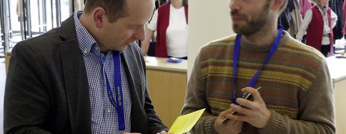 2013-05-16 FDP-BPT Nuernberg01 Zwei Männer stehen vor einer Gaderobe und unterhalten sich.