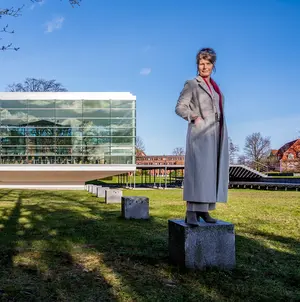 Ein Porträt von Claudine Nierth.