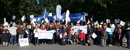 (MD-Aktive sammeln sich | Foto by Charlie Rutz | Lizenz: CC BY-SA 2.0) Ein Protest von Mehr Demokratie hat sich versammelt auf dem Foto.