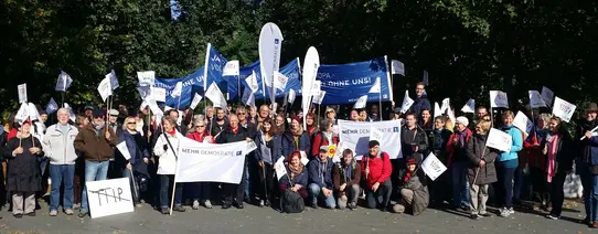 Ein Protest von Mehr Demokratie hat sich versammelt auf dem Foto.