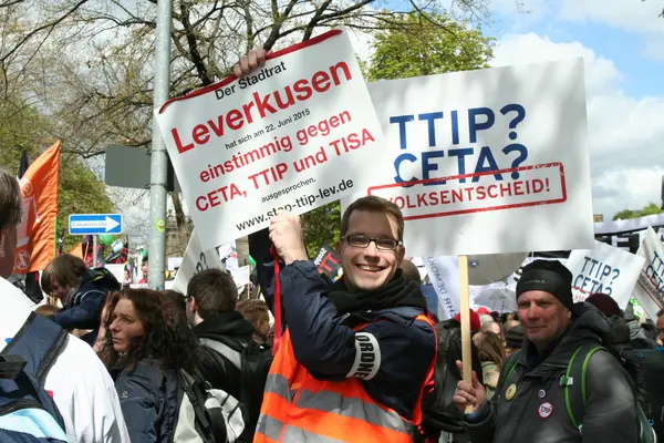 Ein Protest gegen TTIP & CETA ist zu sehen.