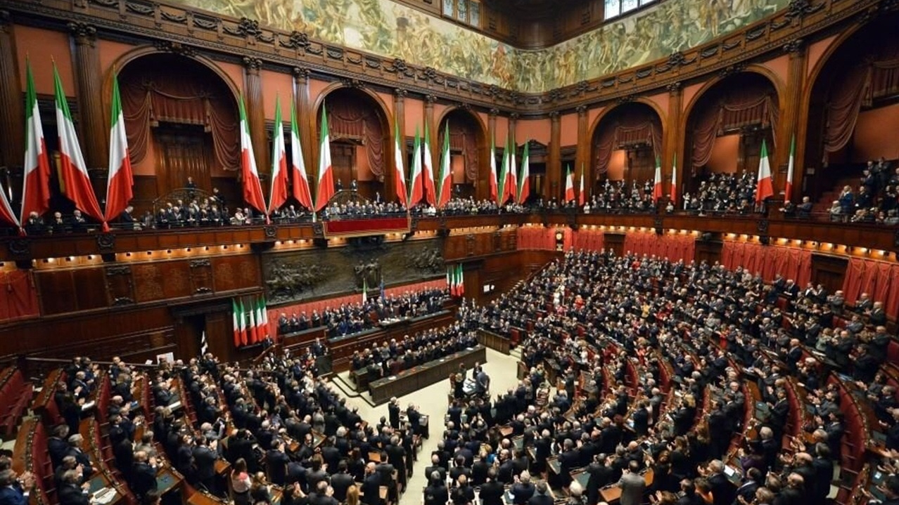 Man sieht das volle italienische Parlament.