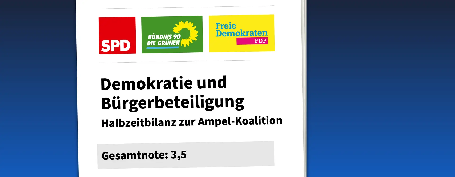 Auf einem Blatt Papier sin oben die Logos von der SPD, der Gruenen und der FDP zu sehen. Darunter steht "Demokratie und Bürgerbeteiligung, Absatz Halbzeitbilanz zur Ampel-Koalition; Gesamtnote: 3,5".
