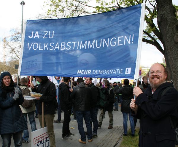 Ein Transparent mit dem Text "JA ZU VOLKSABSTIMMUNGEN!".