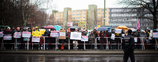 Zu sehen ist ein Protestmarsch, gegen TTIP und CETA, aber von etwas weiter weg.