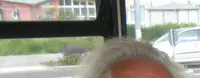 Zwei Menschen sitzen in dem Omnibus