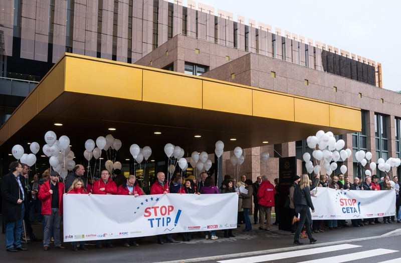 Vor dem Gebäude des EuGH steht ein Protest, mit den Bannern "STOP TTIP!".