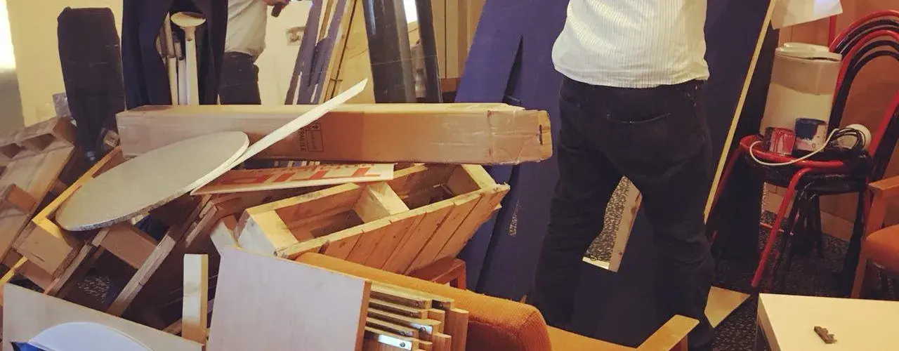 Ein Mann baut gerade Müll auseinander auf dem Bild.