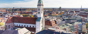 Zu sehen ist die Kirche St. Peter auf dem Marienplatz in München.