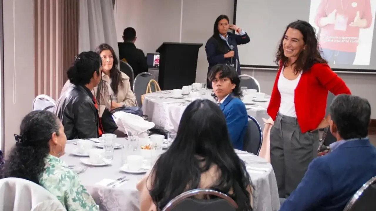Teilnehmende eines deliberativen Bürgerforums in Bogotá sitzen an einem Tisch und beraten miteinander. Die Gesprächssituation zeigt die gemeinsame Arbeit der ausgelosten Bürgerinnen und Bürger und vermittelt den Charakter des Verfahrens als beratende, auf Austausch ausgerichtete Form politischer Beteiligung.