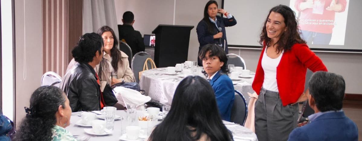 Teilnehmende eines deliberativen Bürgerforums in Bogotá sitzen an einem Tisch und beraten miteinander. Die Gesprächssituation zeigt die gemeinsame Arbeit der ausgelosten Bürgerinnen und Bürger und vermittelt den Charakter des Verfahrens als beratende, auf Austausch ausgerichtete Form politischer Beteiligung.
