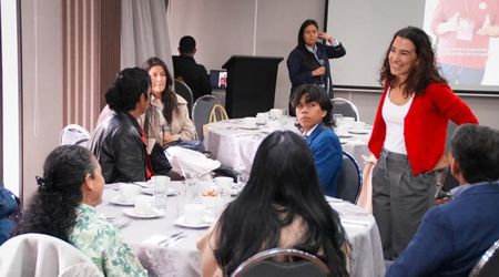 Teilnehmende eines deliberativen Bürgerforums in Bogotá sitzen an einem Tisch und beraten miteinander. Die Gesprächssituation zeigt die gemeinsame Arbeit der ausgelosten Bürgerinnen und Bürger und vermittelt den Charakter des Verfahrens als beratende, auf Austausch ausgerichtete Form politischer Beteiligung.