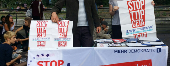 Ein Infostand gegen TTIP und CETA von Mehr Demokratie ist zu sehen.