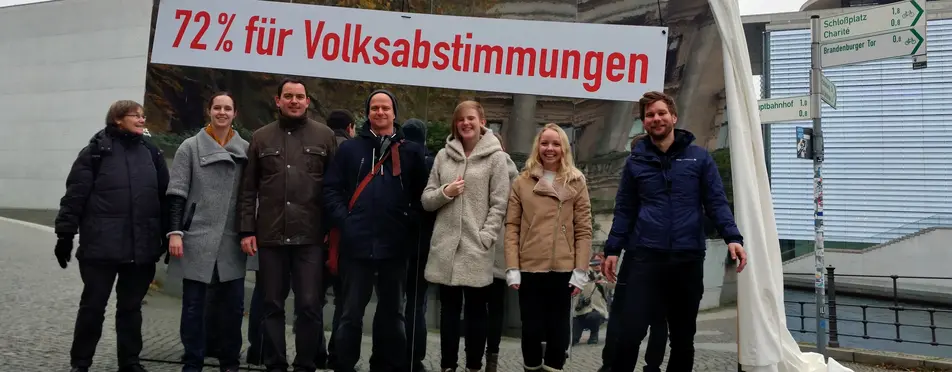 Ein Foto vor dem Spiegel, mit der Aufschrift "72% für Volksabstimmungen."