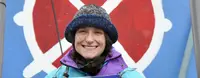 Eine junge Frau ist auf dem Bild, welche Unterschriften einsammelt.