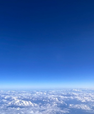 Man sieht hier die Wolkendecke von oben, wahrscheinlich aus dem Flugzeug.