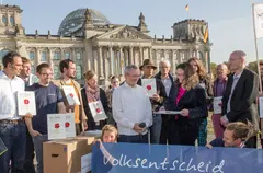 2013-10-23 Unterschriftenuebergabe an SPD