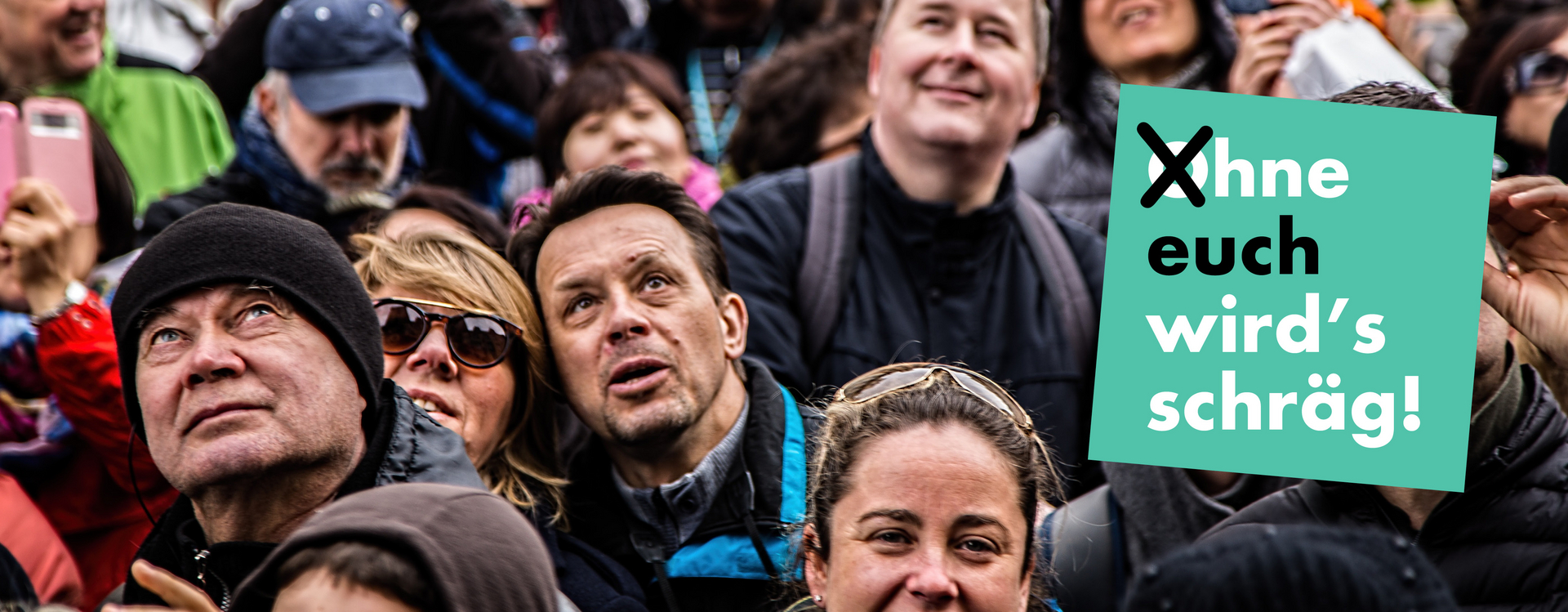 Eine Menschenmenge ist auf dem Bild zu sehen, mit dem dem Text "Ohne euch wird's schräg!".