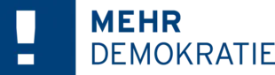 Das Logo von Mehr Demokratie ist zu sehen.