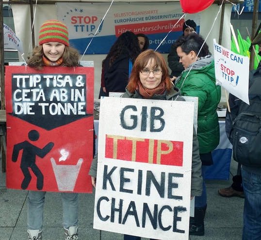 (Foto by Mehr Demokratie | Lizenz: CC BY-SA 2.0) Zu sehen ist ein Protestmarsch, welcher den Stopp von TTIP & CETA fordert.