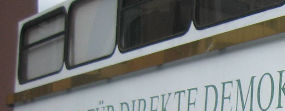 2009-06-02-vaterstetten-omnibus Zwei Menschen stehen vor dem Omnibus für direkte Demokratie in Deutschland.