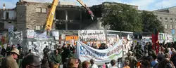 2010-09-Stuttgart21-demo Auf dem Bild ist ein Protest zu sehen, gegen Stuttgart 21 und im Hintergrund ist ein Abrissbagger.