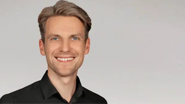 Ein Porträt von Florian Wieczorek. Ansprechpartner für Bürgerräte und Kommunale Demokratie