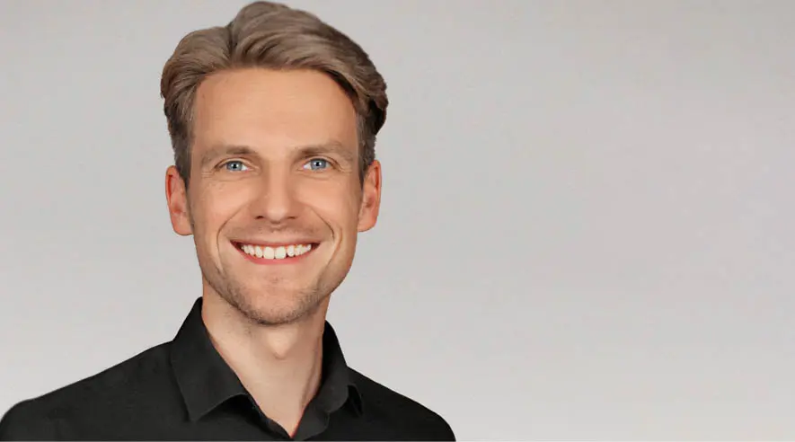 [Translate to English:] Ein Porträt von Florian Wieczorek. Ansprechpartner für Kommunale Demokratie