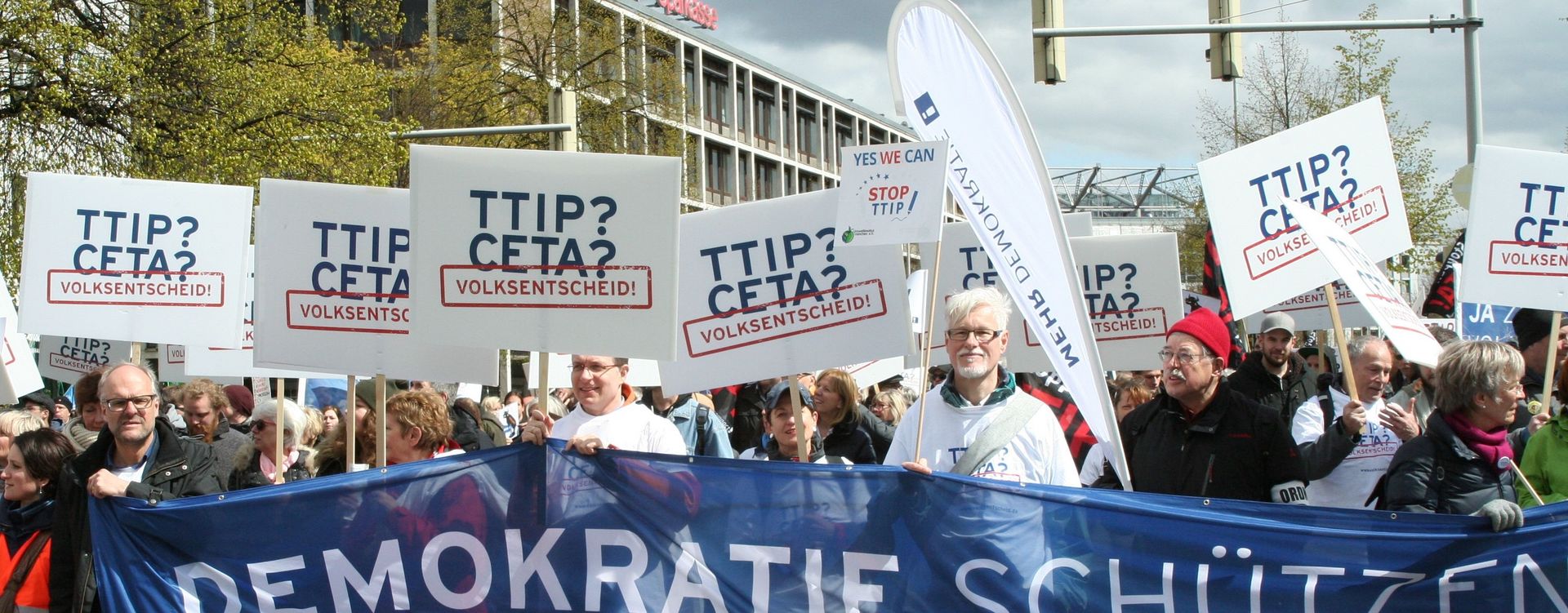Ein Transparent mit der Aufschrift "Demokratie schützen" ist auf einem Protest zu sehen.