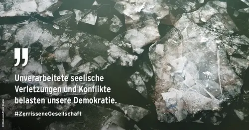 Auf dem Bild sind viele kleine zerbrochene Eisschollen im Meer zu sehen, mit dem Text: Unverarbeitete seelische Verletzungen und Konflikte belasten unsere Demokratie.#ZerrisseneGesellschaft