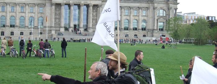 ("Der Aufrechte Gang" kommt in Berlin an) Eine Protestbewegung vor dem Bundestag ist zu sehen.