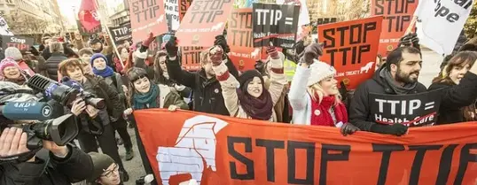 (Credit: Friends of the Earth Europe/Lode Saidane | Lizenz: CC BY 2.0) Ein Protestmarsch gegen TTIP ist zu sehen.