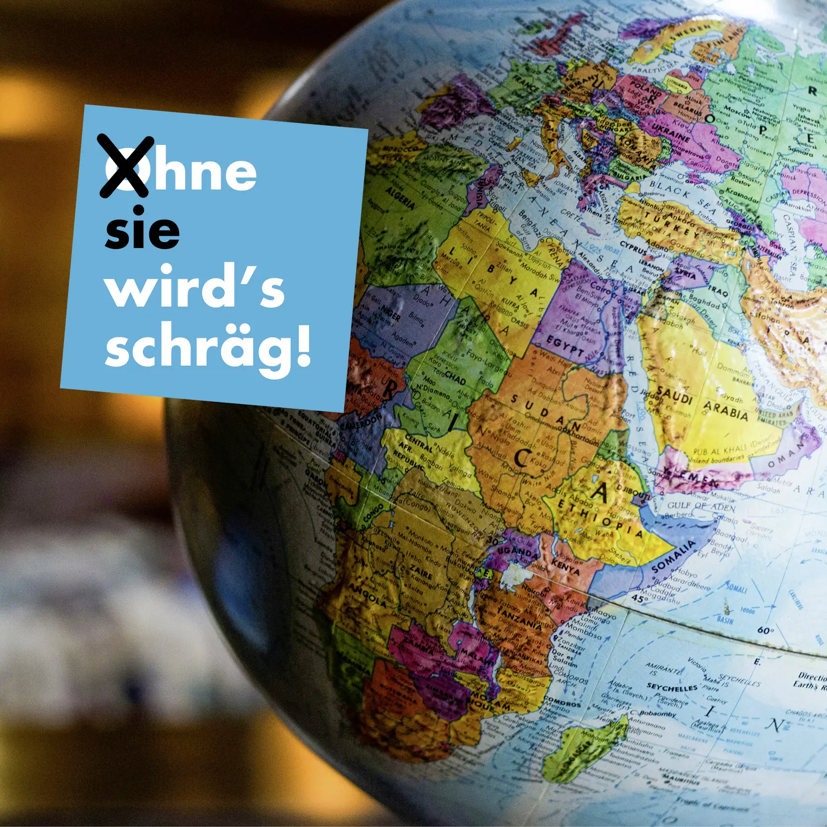 Auf dem Bild ist ein farbiger Globus zu sehen und links ist ein Kaestchen mit dem Text "Ohne sie wird's schraeg!"