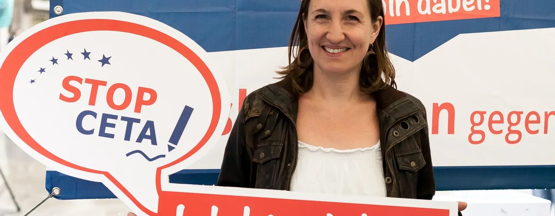 Ein Foto von einer jungen Frau, welches ein "Ich bin dabei!" Schild hochhält.