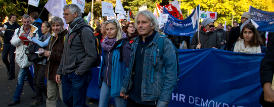 (MD-Aktive auf der Demo | Foto by Edda Dietrich | Lizenz: CC BY-SA 2.0) Auf dem Bild sieht man einen Protestzug.