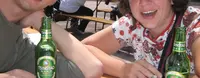 Eine Frau und ein Mann sitzen mit einem Bier an einem Tisch und vor ihnen liegt ein Plakat, mit der Aufschrift "Ich will wählen, wen ich will!".
