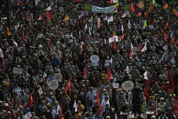 Auf dem Bild demonstrieren tausende Menschen gegen TTIP und CETA.