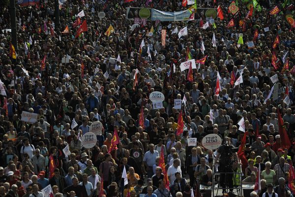 Auf dem Bild demonstrieren tausende Menschen gegen TTIP und CETA.