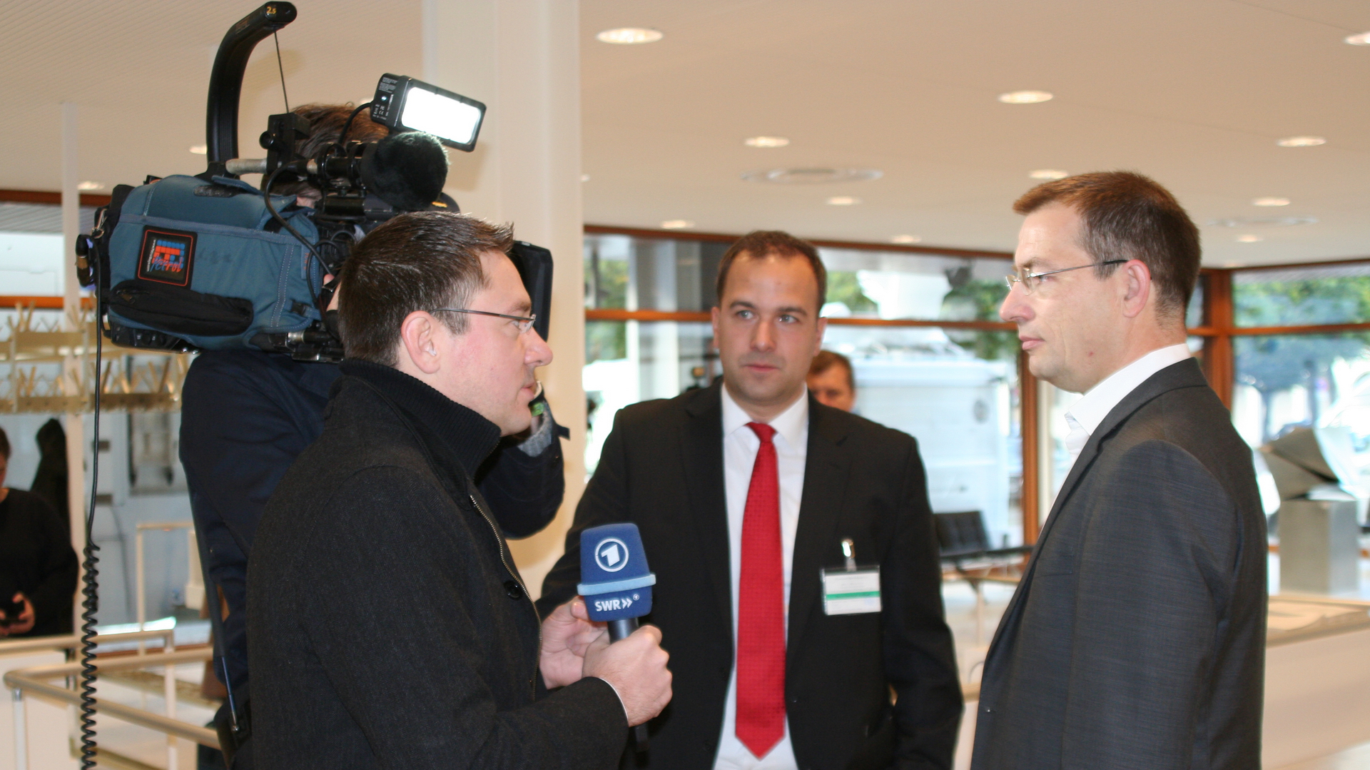 Roman Huber wird auf dem Bild interviewt.