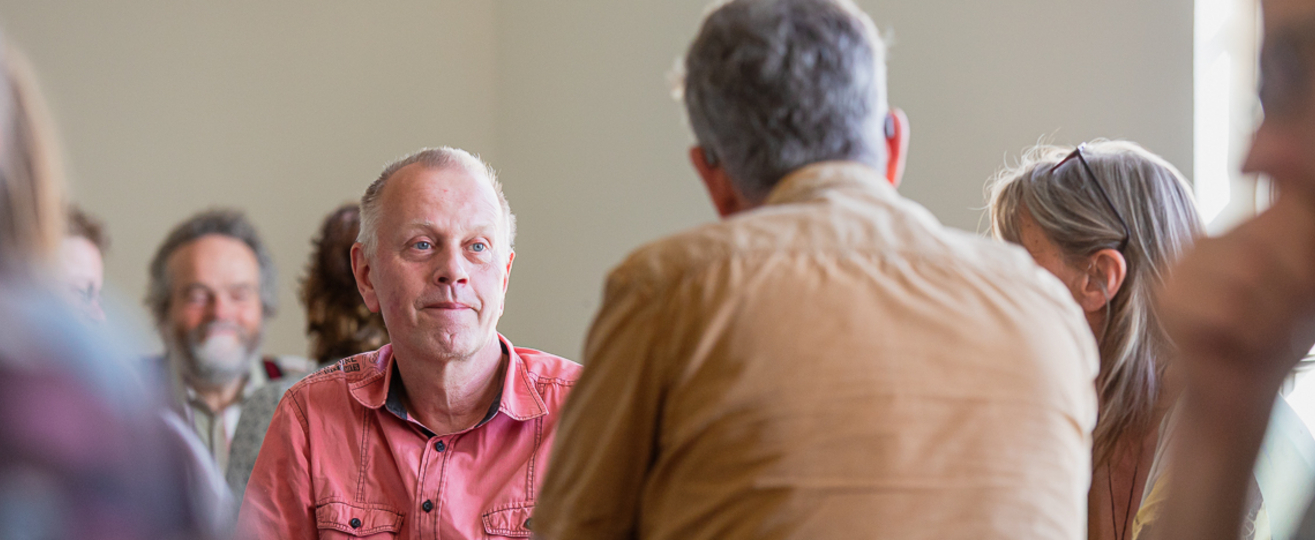 Eine Gesprächsrunde, Fokus auf einen Mann