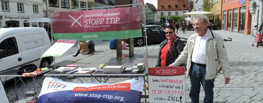 (Aktion in Memmingen | Foto by Wolfgang Weiss | Lizenz: CC BY-SA 2.0) Ein Infostand gegen TTIP und CETA von Mehr Demokratie ist zu sehen.