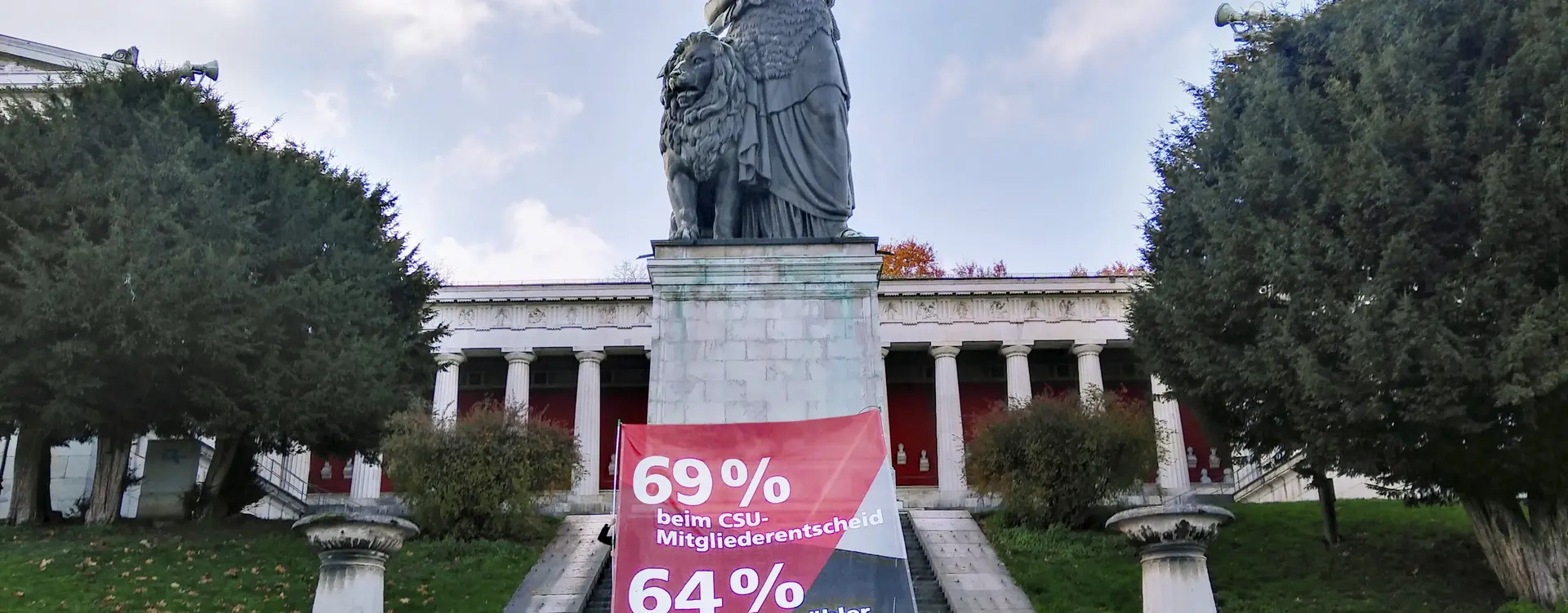 Vor der Bavaria Statue in München wurde ein Transparent über die Stufen gelegt, mit der Aufschrift "69% beim CSU-Mitgliederentscheid, 64% der Unionswähler, 72% der Deutschen, wollen bundesweite Volksabstimmungen".