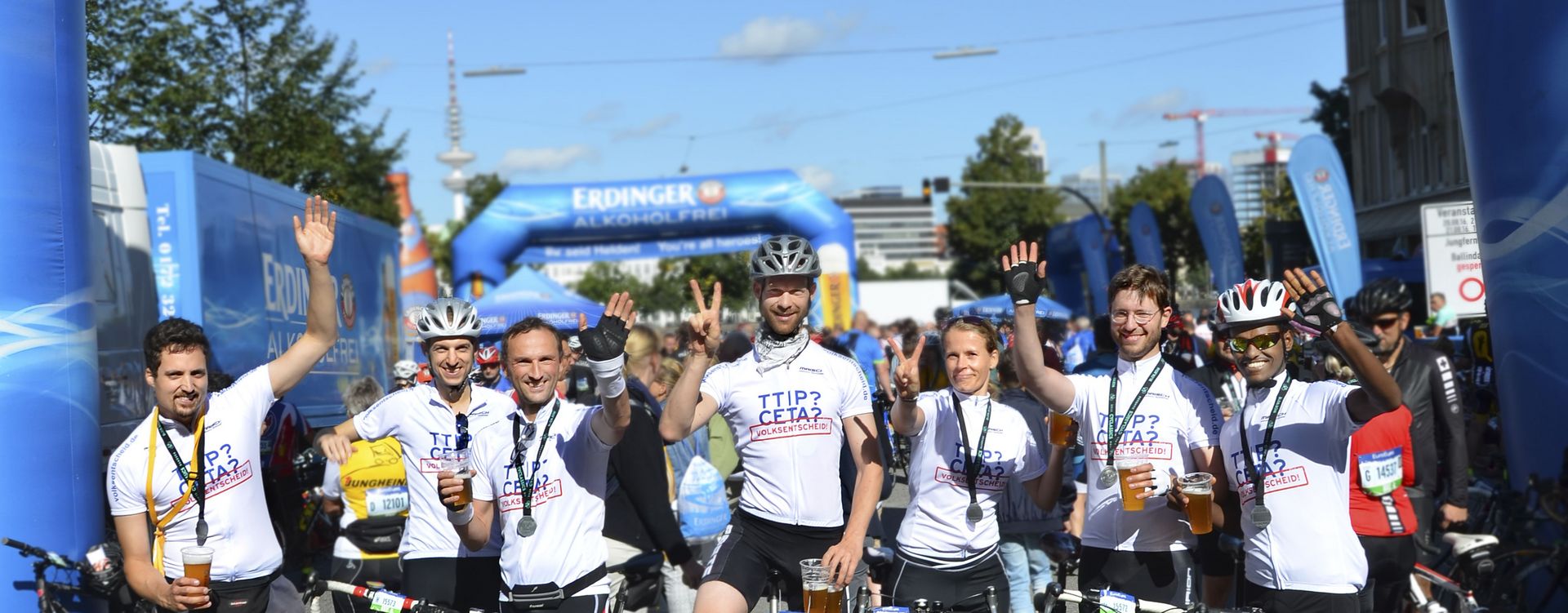 Die Fahrradfahrer mit dem "TTIP? CETA? Volksentscheid" Aufdruck auf ihrem T-Shirt sind am Ziel angekommen.
