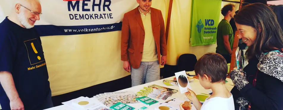 Zu sehen ist ein Informationsstand von Mehr Demokratie.