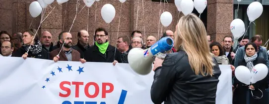 Stop TTIP - Demo vor Eu GH Zu sehen ist ein Protestmarsch, gegen CETA.