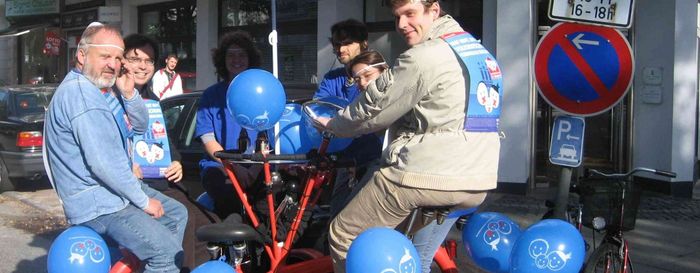 (Volksentscheid-Aktion in 2007 mit einem Konferenzrad) Sechs Menschen sind auf einem Konferenzrad für mehr Demokratie.