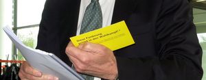 2013-05-16 FDP-BPT Nuernberg02 Auf dem Bild sieht man Wolfgang Gerhardt, welcher eine Postkarte überreicht bekommen hat.